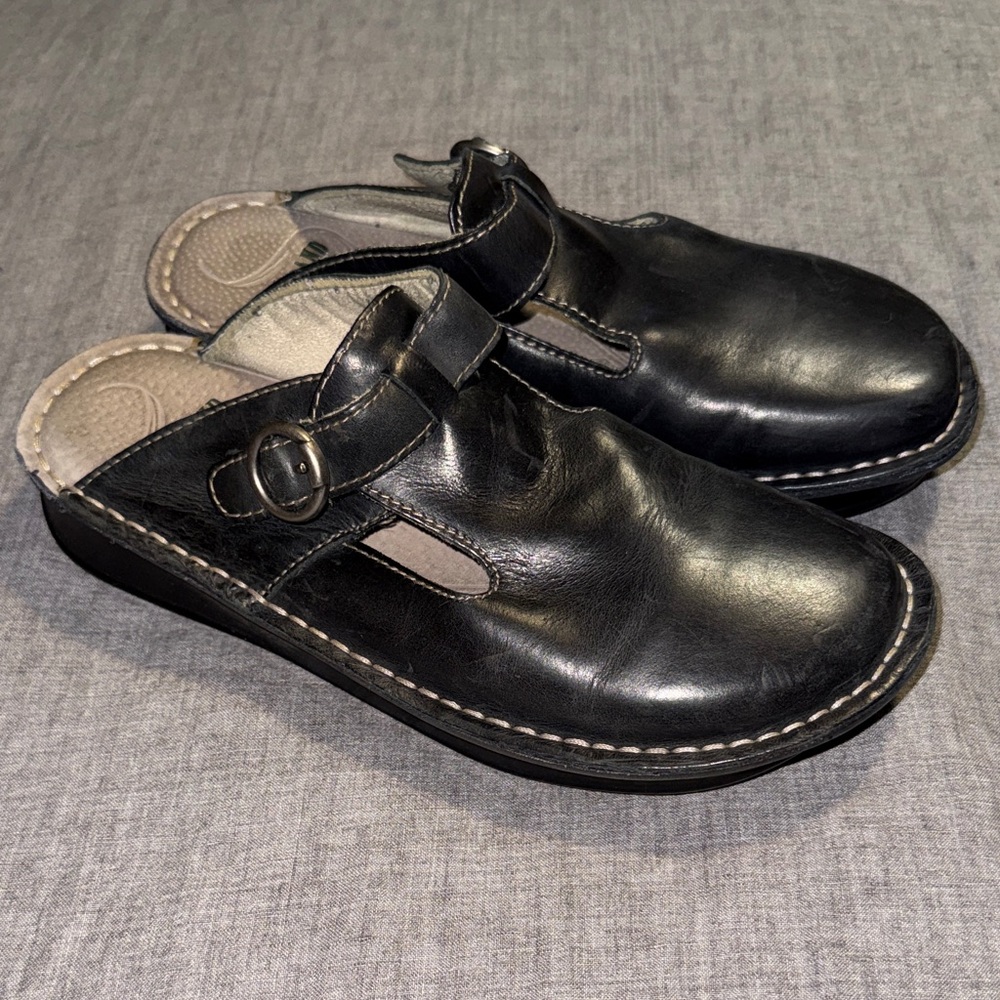 Eastland 90’s Black Leather Buckle Clogs